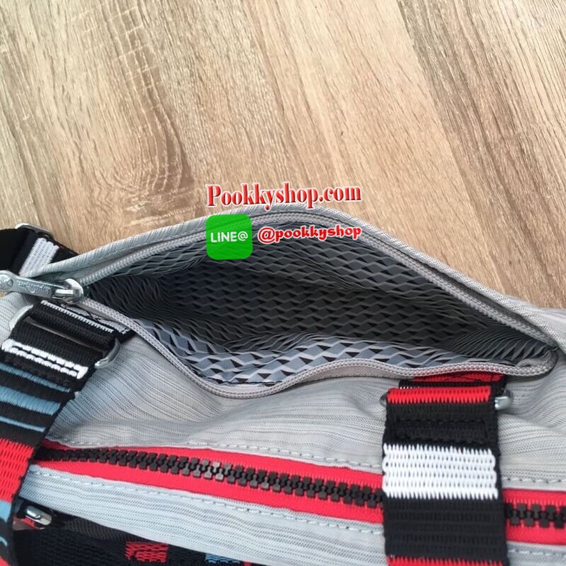 KIPLING AMIEL K15371 กระเป๋า KIPLING มาพร้อมพวงกุญเเจที่เป็นเอกลักษณ์ของเเบรนด์ เปิดปิดด้วยซิป มีสายยาว ถอดสายและปรับความยาวได้ น้ำหนักเบา ทำความสะอาดง่าย ช่องด้านในมีสายเกี่ยวกุญแจ ช่องซิปเล็กด้านใน แนะนำควรมีเลยค่า