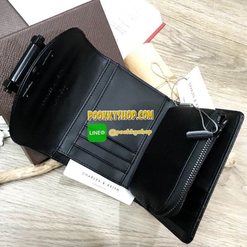 พร้อมส่งความน่ารัก! BEST SELLER! CHARLES & KEITH Peforated Wallet กระเป๋าสตางค์ใบสั้นพับ3ตอนรุ่นยอดนิยมวัสดุหนัง Saffiano สีดำประดับลายดอกไม้ Van Goh คลาสสิค ดีไซน์สวยเก๋ไม่ซ้ำใคร ด้านหน้าปั้มโลโก้เปิดปิดด้วยกระดุมเเม่เหล็ก ภายในมีกระเป๋าเล็กช่องซิปสำหรับ