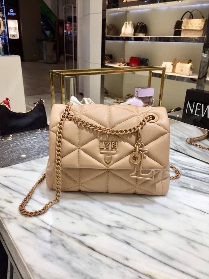 แท้ 💋 Outlet New! LYN TRINITY HANDBAG กระเป๋าสะพายข้าง/ครอสบอดี้ใบสวย วัสดุหนังเดินด้ายลายสามเหลี่ยมทั้งใบ พร้อมพวงกุญแจ(ถอดได้) เปิดปิดแบบกระดุมแม่เหล็ก ด้านในมีช่องซิปเล็ก 1 ช่อง รุ่นนี้สามารถใส่ iPhone plus และกระเป๋าเงินใบกลางได้ค่า สายยาวเป็น