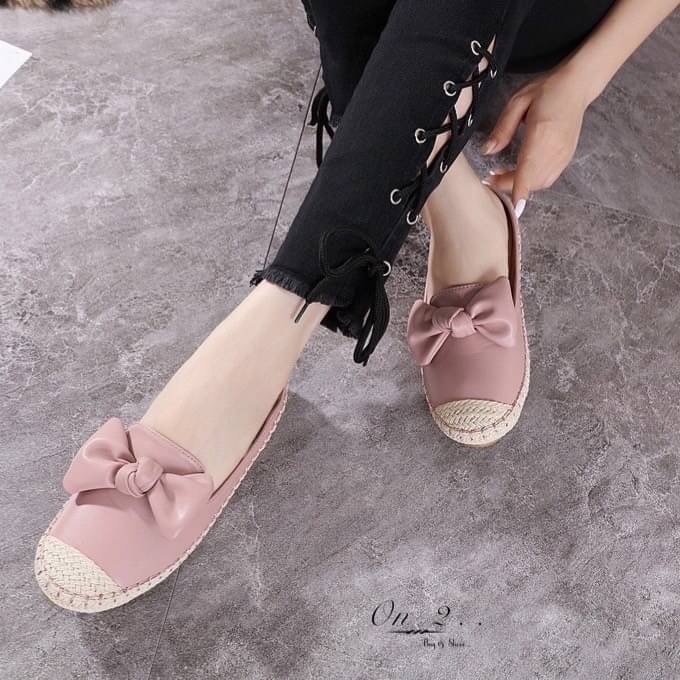 รองเท้าคัชชูหนังเปิดส้นหน้าประดับโบขอบปอถัก งานน่ารัก หนังดีหนังนิ่ม พื้นบุนุ่มใส่สบาย ใส่แล้วสวย สวมสบาย กำลังดี เหมาะกับเท้าทุกทรง มีสีสวย เก๋ ถนอมเท้า ถนอมส้นใส่งานทางการ หรืองานไหนก็ใส่ได้หมดค่ะ