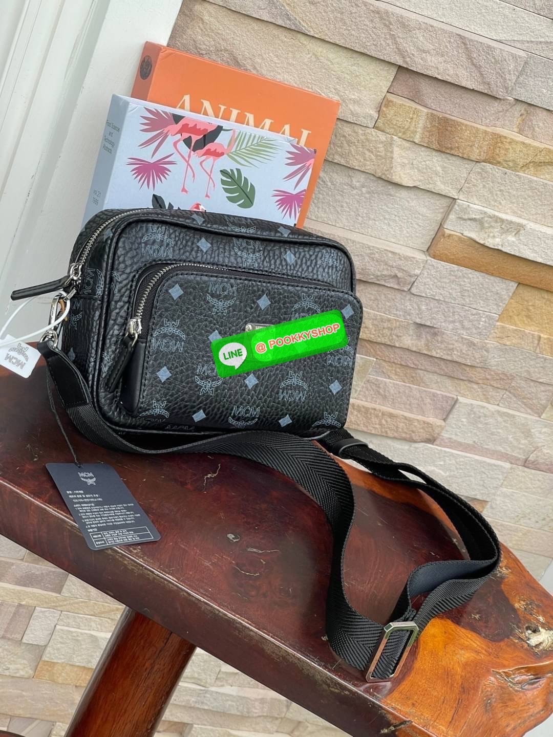 ð MCM KLASSIK CROSSBODY in Visetos( Small )āļāļĢāļ°āđāļāđāļēāļāļĢāļāļŠāļāļāļāļĩāđ Klassik āļāļĩāđāļĄāļĩāļĨāļąāļāļĐāļāļ°āļāļĢāļāļāļēāļĄāļāļ·āđāļ āļāļāļāđāļāļāļŠāđāļāļĨāđāļāļĨāļēāļŠāļŠāļīāļ āđāļāļĢāļāļŠāļĢāđāļēāļāļāļĢāļ°āđāļāđāļēāļāđāļģāļŦāļāļąāļāđāļāļēāļĄāļāļāļāļīāļŠāļĢāļ°āđāļŦāļāļ·āļāļāļąāđāļ āļāđāļēāđāļāđāļāļĨāļ·āļāļāļāļīāļ§āļĨāļēāļĒ Visetos āļāļąāļāđāļāđāļāđāļāļāļĨāļąāļāļĐāļāđāļāļāļmcm āđāļāļāļĩāđāļāļ·āļāđāļāļāđāļāļŠāļāļāļĢāļĩāđāđāļāļāđāļŪāļāļāđāļāļĢāļĩāļāļĩāđāļŠāļĄāļāļđāļĢāļāđāđāļāļāļāļĩ