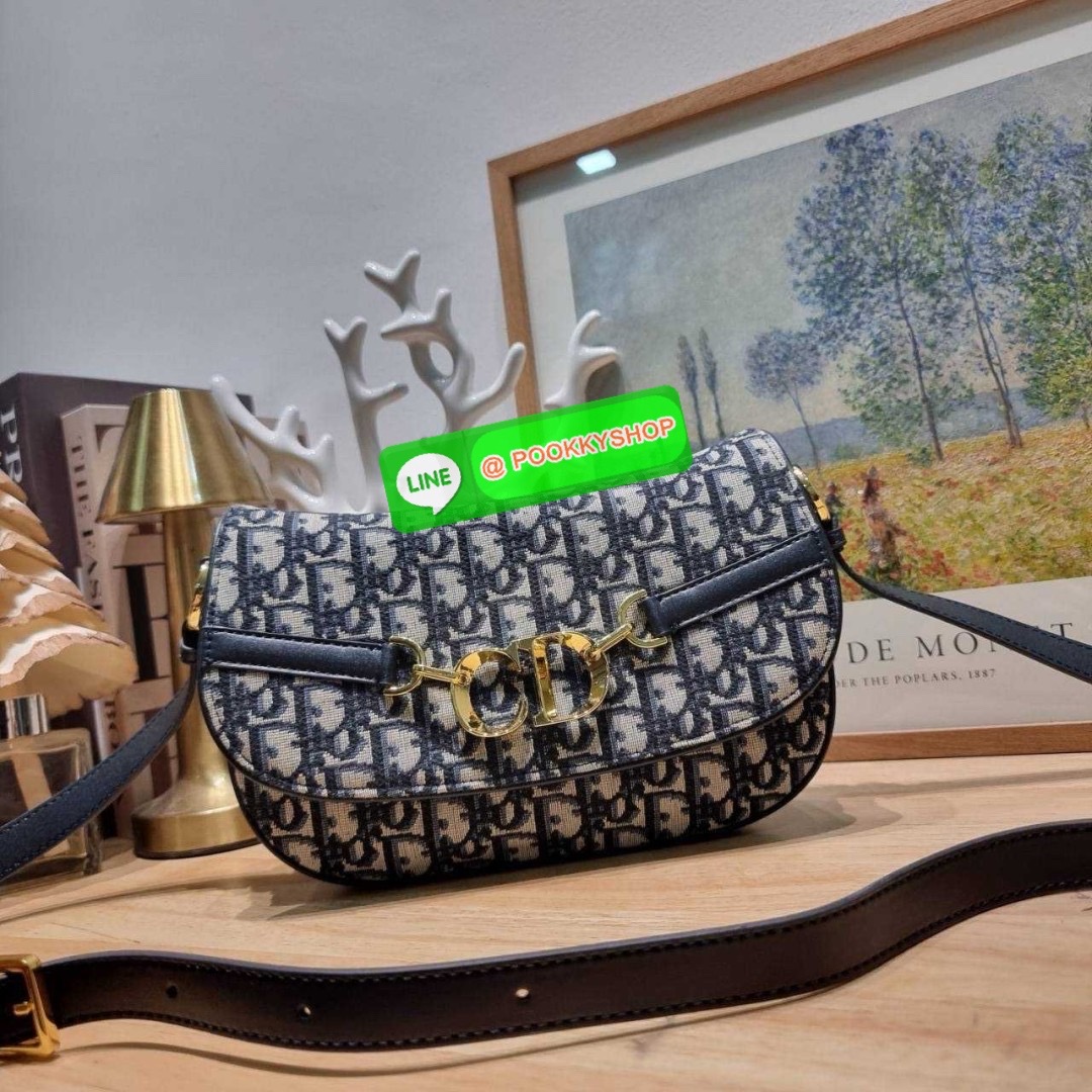 กระเป๋าสะพายทรงสวย ดีไซน์โลโก้โดดเด่นและหรูหรา ดีเทลดูดีมีกิมมิคในตัว