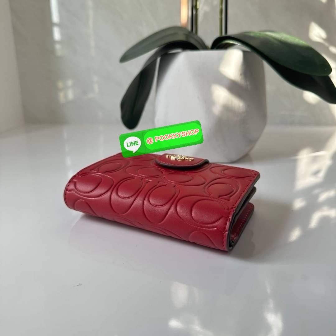 Coach Medium Corner Zip Wallet With Signature Leather 🔖กระเป๋าตังใบกลาง คอลเลคชั่นใหม่ หนังนิ่ม ลายC นูน สวยมาก 🔖วัสดุ: หนังแท้ 🔖เปิด - ปิดแบบกระดุม มีช่องใส่แบงค์ ใส่ธนบัตรได้ทุกชนิด ช่องใส่บัตร ใส่เหรียญ