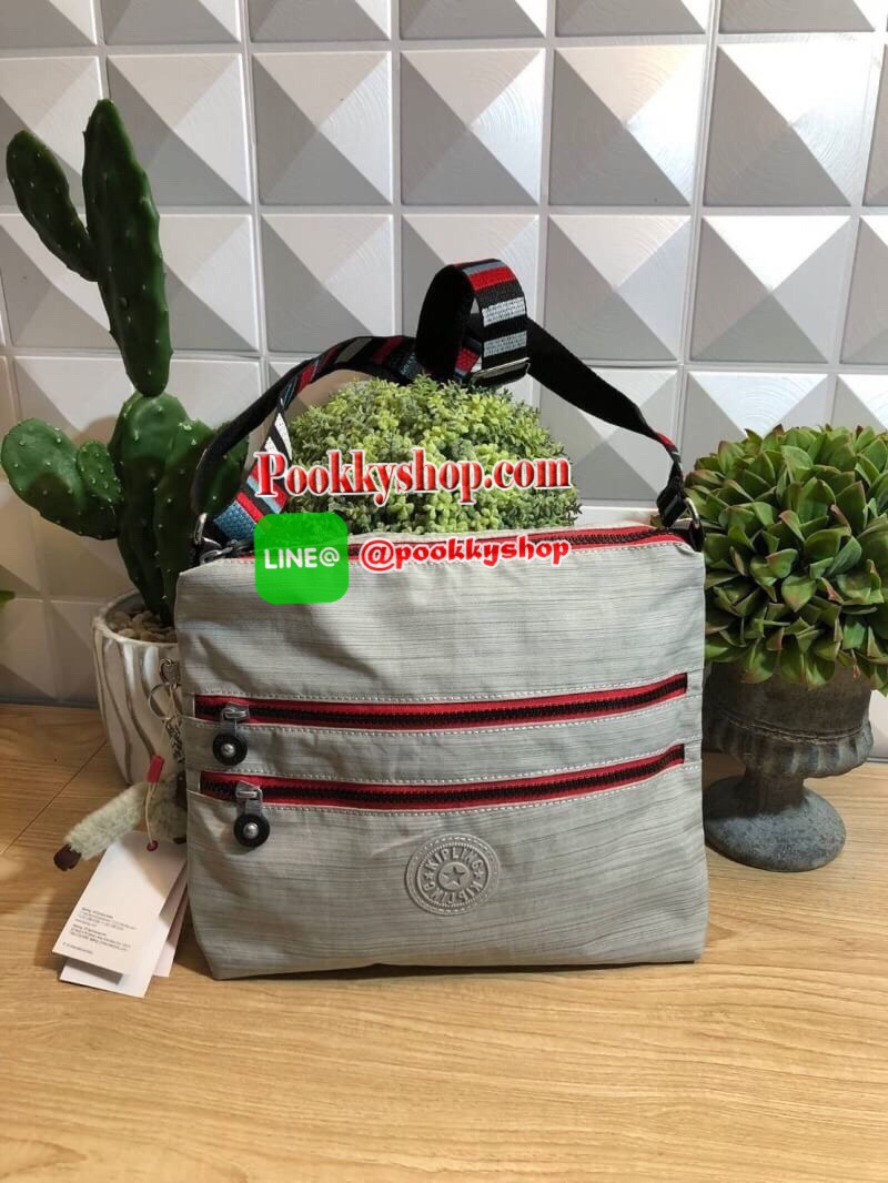 KIPLING Alvar Ladies shoulder bag กระเป๋าสะพายทรงสวย สายสะพายปรับระดับสั้น-ยาว เป็นกระเป๋าสะพายเฉียงลำตัวได้ค่ะ รุ่นนี้ช่องซิปเยอะมาก ๆ ค่ะ ซิปหลัก1 ช่อง, ซิปหน้าสองช่องซิปค่ะ ภายในมีช่องแยกเก็บของจัดใส่ของได้เป็นสัดส่วน จุของใช้ประจำวันได้เยอะ ทรงสวย สะพ