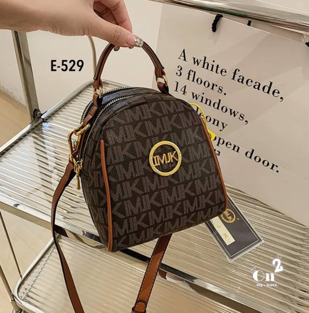 กระเป๋าสะพายแฟชั่นมาใหม่ งานสไตล์แบรนด์ งานซิป ขนาดกำลังดีน่าใช้มากค่ะ พร้อมส่ง 2 สีค่ะ