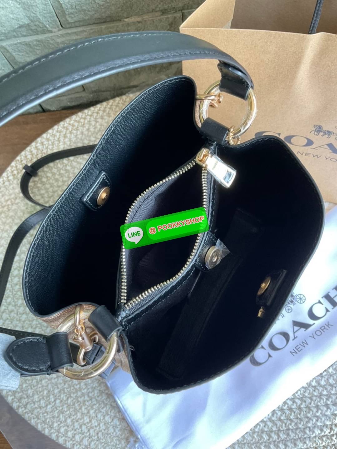 COACH SMALL TOWN BUCKET BAG IN SIGNATURE CANVAS รุ่น 2312 Collection บักเก็ตคลาสสิค รุ่นยอดนิยม กำลังมาแรงมากๆ กระเป๋าสะพายไหล่ และ Cross Body วัสดุหนังแคนวาสอย่างดี มาพร้อมสายสะพายสะพายไหล่ถอดออกไม่ได้ / สายสะพายยาว สายถอดออกได้ มี 3 ช่องใช้งาน