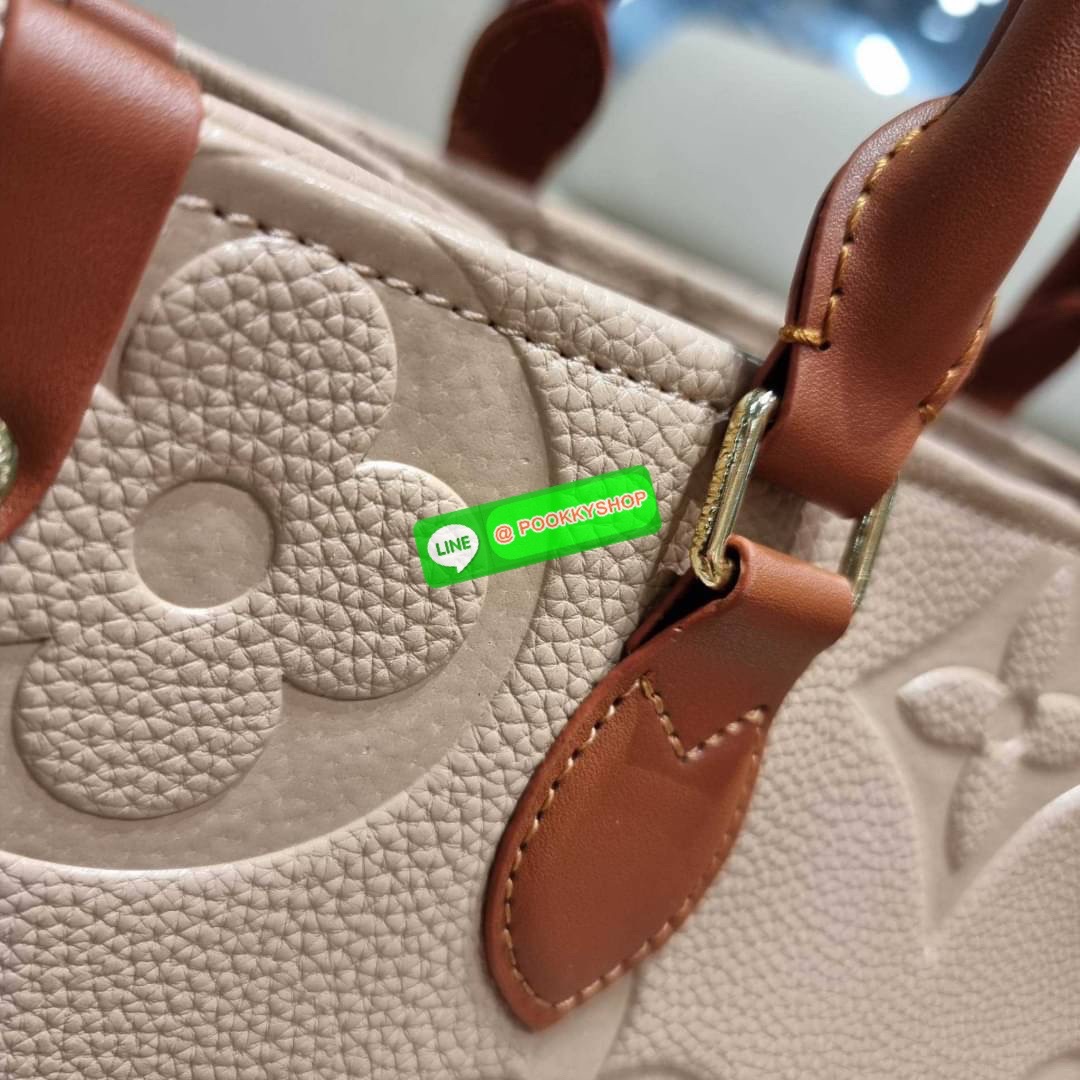 New arrival!! LV crossbody tote bag ดีไซน์สวยคม สมราคา ดูแพงไปอีก ด้วยดีเทลลายของหนัง crossgrain กระเป๋าทรงโท้ทจากเคาน์เตอร์ dutyfree คลาสสิค ผู้ดียืนหนึ่ง โทนสีใช้งานง่าย แมทช์ได้ทุกลุค มาพร้อมหูจับในตัว แบบหูหิ้ว และหูยาวสำหรับสะพายไหล่ เก๋มาก ชิคมาก ภา