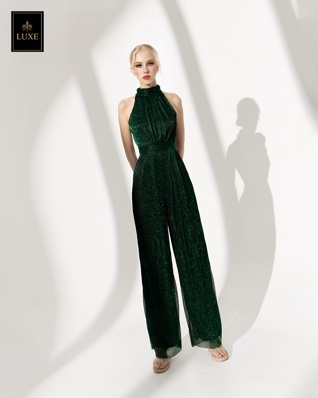 จั๊มสูทแฟชั่น จั๊มสูทเสื้อคอตั้งแขนกุด กางเกงขากระบอกกว้าง ทำจากผ้าราเม่อัดพลีท ผสมดิ้นเมทัลลิก