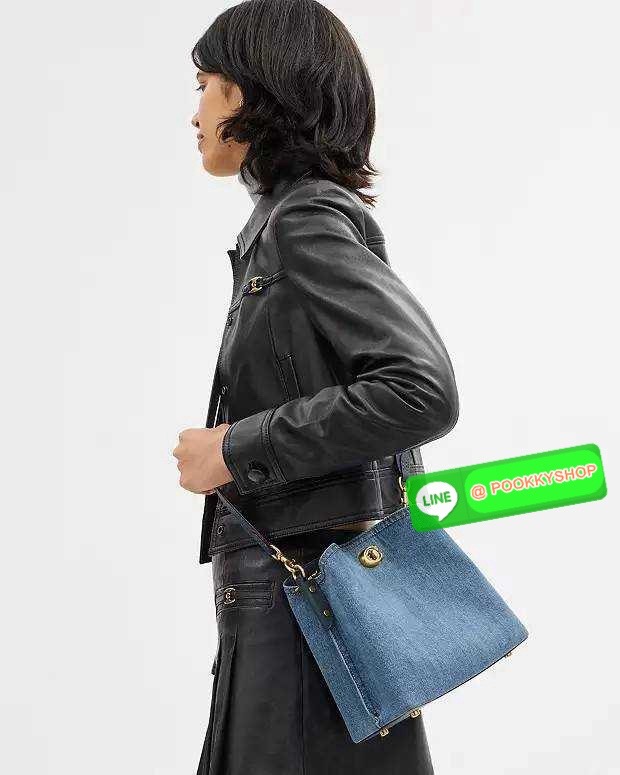 COACH CS241 WILLOW BUCKET BAG 🔆 Details ไอเท็มขายดี the best seller ที่สวยแบบมองไม่เลิก!! สวยแบบทำถึง!! กระเป๋าสะพายไหล่ทรงสวย ดีไซน์คลาสสิควินเทจ สีเดนิมดูโดดเด่น เปิดปิดด้วยตัวบิดล็อค และอีกฝั่งเป็นกระดุมแม่เหล็ก