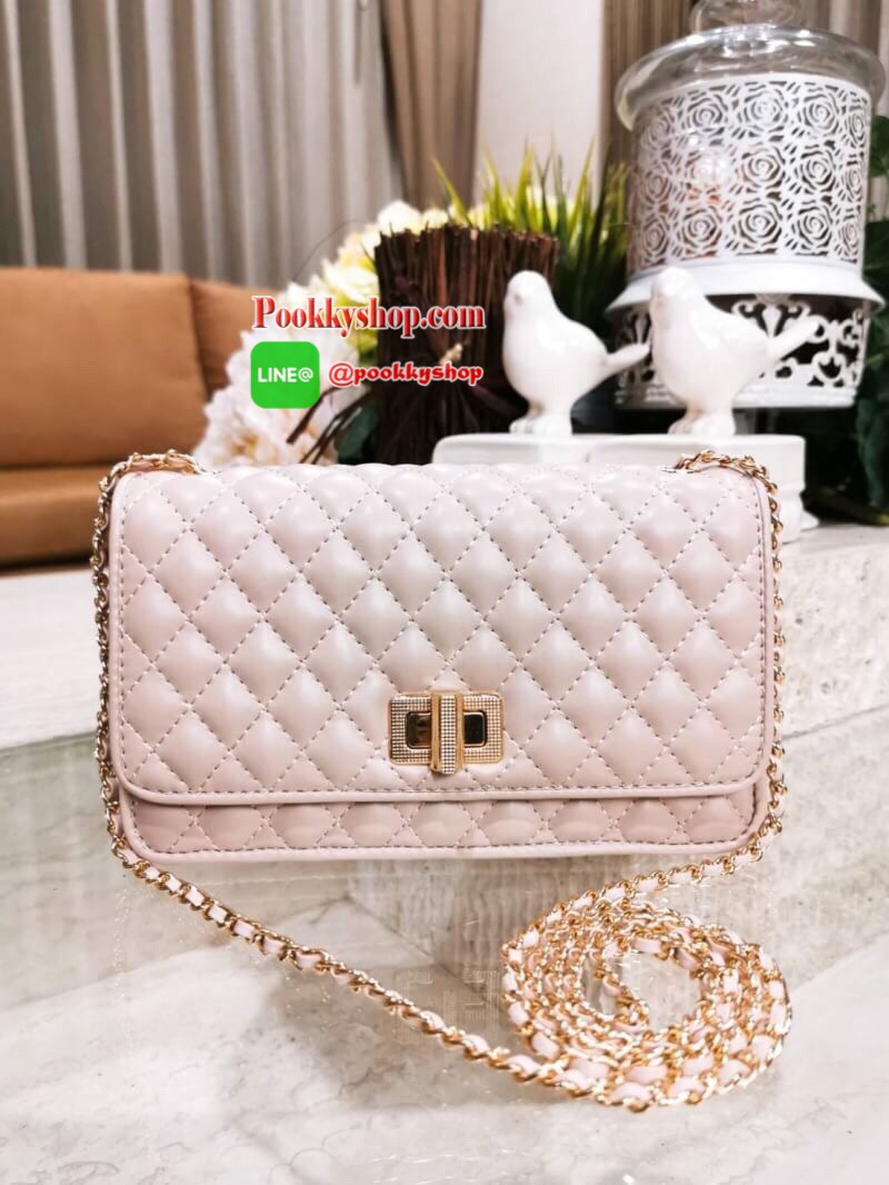 พร้อมส่ง! BEST SELLER! CHARLES & KIETH MINI CLUTCH BAG กระเป๋าสะพายทรงคลัชรุ่นยอดนิยมดีไซน์คลาสสิควัสดุหนังนิ่มลายตารางสวยอยู่ทรงขนาดมินิสไตล์ Chanel เปิดปิดด้วยตัวล๊อคแบบบิดอะไหล่ทอง ด้านหลังประดับโลโก้แบรนด์สวยดูดี มาพร้อมสายสะพายโซ่ร้อยหนัง Crossbody ไ