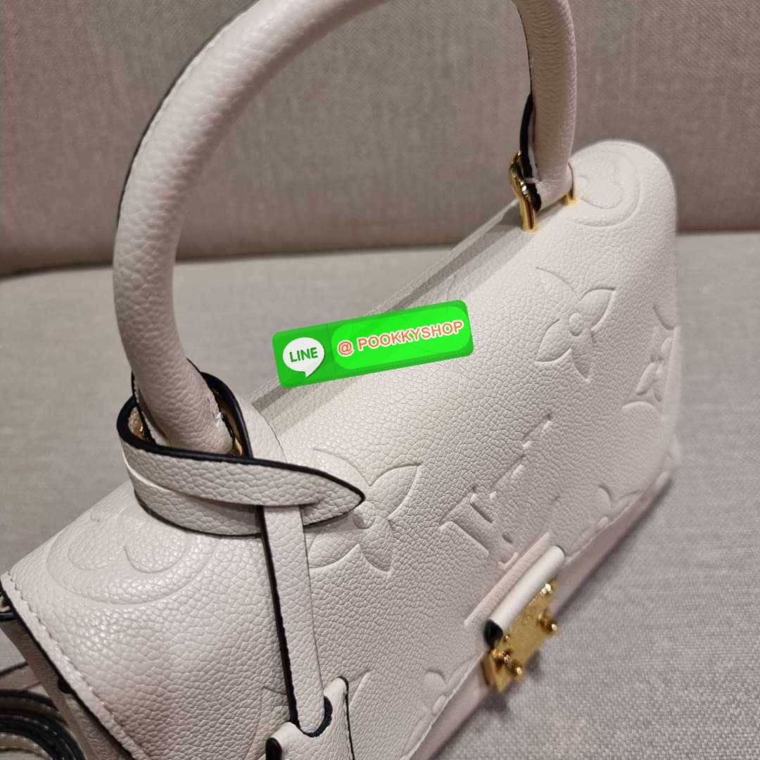 LV MADELEINE BAG ใหม่ล่าสุด อีกหนึ่งรุ่นคลาสสิคหายาก จากเคาน์เตอร์ dutyfree ที่สาวๆรอคอย กระเป๋าถือ/สะพายข้าง ดีไซน์เรียบง่าย แต่เต็มไปด้วยดีเทลความหรู วัสดุหนังวัวปั๊มลายเอกลักษณ์ เปิด‐ปิดด้วยอะไหล่กดล็อคสีทองหรู และมีพวงหนังห้อยพิเศษแถมมาให้ด้วย ภายในแบ