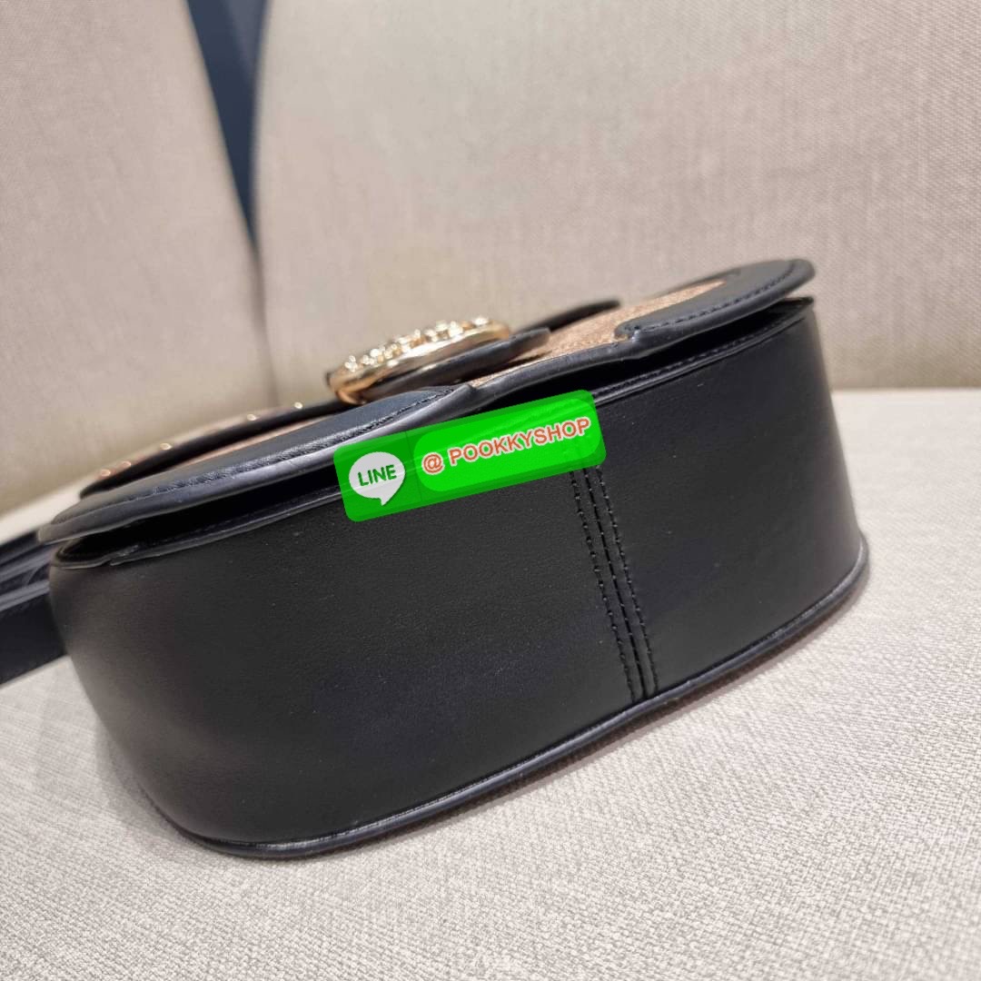 COACH C3593 GEORGIE SADDLE BAG IN COLORBLOCK SIGNATURE CANVAS WITH RIVETS ยกระดับความหรูให้กับตัวเองกันหน่อย ด้วยกระเป๋ารุ่นนี้!! ครอสบอดี้ที่ดีไซน์หรู อัพเลเวล ในราคาที่จับต้องได้ วัสดุหนังแคนวาสเคลือบสลับหนังเรียบ พิเศษไปอีกตกแต่งขอบด้วยหมุด เพิ่มดีเทลก