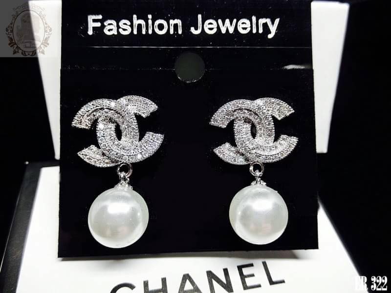 ขายดี๊ ดี ต่างหู cc ห้อยมุกชนชอป ตัวเรือนชุบทองขาว18k ประดับเพชร 2แถว มุกเป็นมุกสังเคราะห์นำเข้าจากต่างประเทศ ขาวสะอาดเหมือนของแท้เป๊ะ