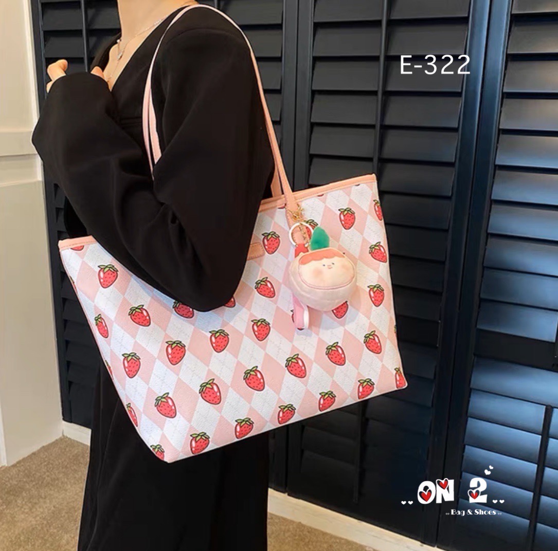 NEW-IN 🤎 Tote bag ทรงนี้จุได้เยอะมากๆค่า ใส่ I Pedได้นะคะ มาใหม่ ลายสตรอเบอรี่ สวยน่ารักมากค่ะ แนะนำสุดๆค้า จุได้เยอะ