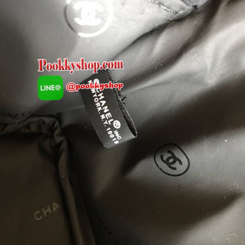 Must Have! Chanel Snowflake Cosmetic Pouch VIP Gift SIZE (L) กระเป๋าอเนกประสงค์พรีเมี่ยมเเท้จาก Chanel Cosmetic Counter วัสดุ PVC เนื้อหนากันน้ำซับในสีดำสกรีนโลโก้แบรนด์สวยหรู ด้านหน้าสกรีน Chanel โดดเด่นที่หัวซิปเป็นคอลเลคชั่น Snowflake zipper สีทองหรูสา