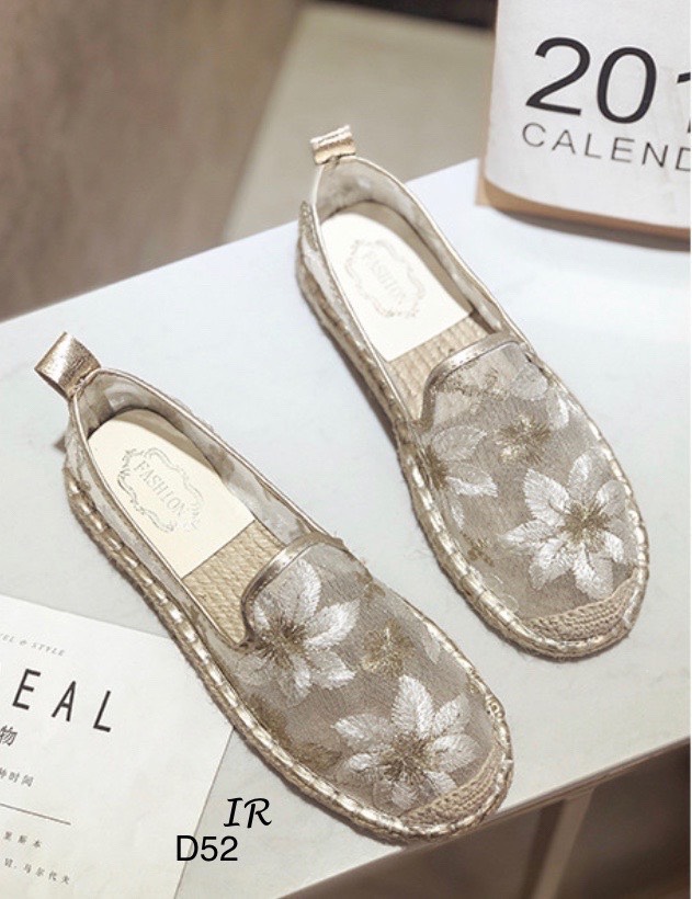 รีพีทแบบขายดี!!! พร้อมส่ง งานนำเข้า Hot item คร้าาา!! จะอะไรซะอีก ก็รองเท้าคุ่นี้ไง คัทชูผ้าตาข่ายปักลายดอกสวยมากด้านในพื้นเชือกพันปอนิ่ม ขอบหุ้มหนังสีทองตัดกันลงตัว ส้นยางกันลื่นสูงหนา 0.5 นิ้ว . สวยอย่างมีดีไซน์ มาเป็นสาวแฟชั่นนิสสต้าไปด้วยกันกับรองเท้า