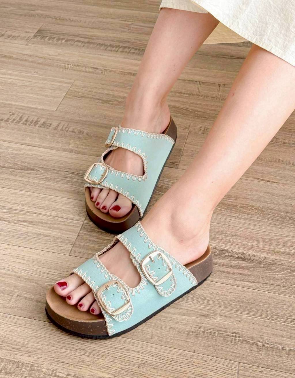 แบบมาใหม่ รองเท้าทรงไบเก้น ส้นหนา 1.5 นิ้ว เย็บตกแต่งลาย งานแฮนด์เมดช่างไทย พื้นเสริมฟองน้ำตรงส้นเท้า ใส่สบาย เข็มขัดปรับระดับเข้าออกได้ เป็นงานส้น PVC แต่งลายไม้ โดนน้ำได้ ไม่เหม็นอับ น้ำหนักเบา