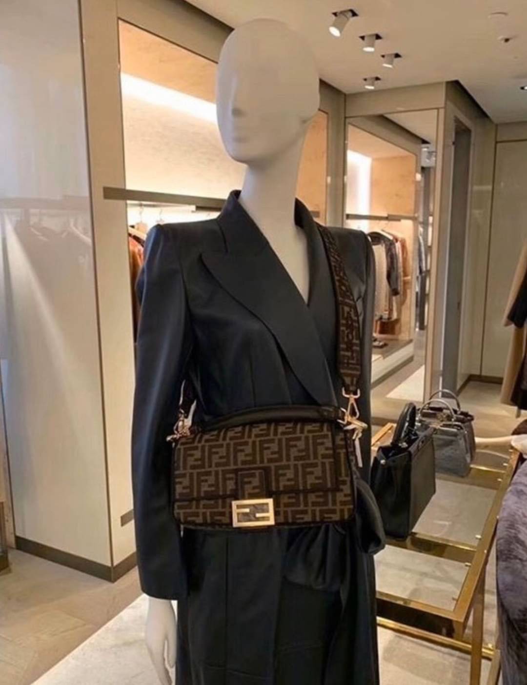 มาอีกรอบละจร้าา 💥FENDI งานผ้าทอแน่นๆ เกรดยอดเยี่ยมไปเลย ปั๊มทุกจุด ฮิตกันไม่เลิกกับรุ่นนี้ น้ำหนักเบา จุของได้เยอะไปเลย