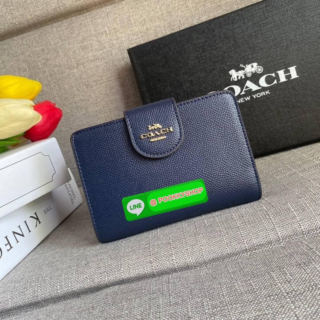 COACH 6390 MEDIUM CORNER ZIP WALLET กระเป๋าสตางค์ใบกลาง สีพื้นเรียบหรู วัสดุcrossgrain ภายในมีช่องใส่บัตรและธนบัตรได้ทุกชนิด มีช่องซิปใส่เหรียญ ขนาดกะทัดรัดพกพาง่าย คนชอบจัดระเบียบกระเป๋าสตางค์แนะนำเลยจ้า