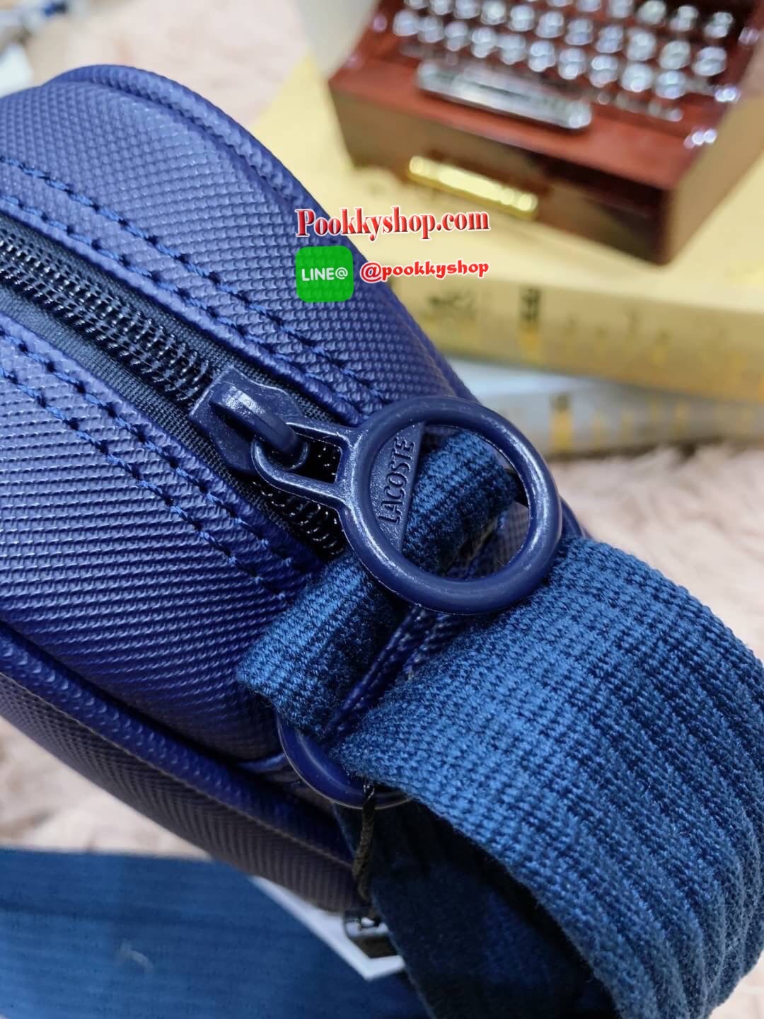 ลาคอส Classic Shoulder Bag Crossbody Bag กระเป๋าสะพายที่สามารถสะพายได้ทั้งสายคู่และสายเดี่ยว รูปทรงกว้างในลักษณะแนวนอน ใส่กระเป๋าสตางค์ยาว มินิไอแพคได้วัสดุpvc100% กันน้ำได้ เปิดปิดด้วยซิปเดียวใช้งานง่าย ด้านหน้ามี1ช่องใช้งานเสียบมือถือหรือของจุกจิกได้