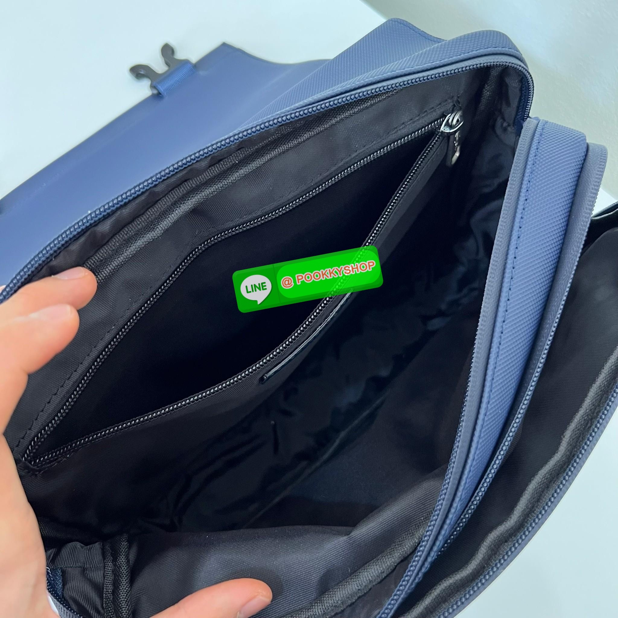 Men's L.12.12 Clipped Flap Adjustable Shoulder Strap Small Pouch วัสดุ PVC คุณภาพดีตามแบบฉบับแบรนด์ น้ำหนักเบา กันน้ำ ด้านหน้ามีโลโก้เหล็ก ฝาเปิดปิดด้วยคลิปล๊อค 2 ด้าน ช่องหลัก ด้านในมีช่องซิปพร้อมหัวซิปแบรนด์ ใส่กระเป๋าสตางค์ใบยาว ipad มือถือ ของจุก