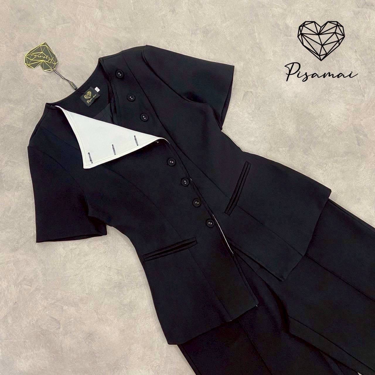 เซ็ตเสื้อมีแขนสีดำ ดีเท็ลแต่งกระดุม สามารถใส่ได้ถึง 2 แบบ มาคู่กางเกงขากระบอกตีเกร็ดยาวด้านหน้า สวย สง่า เฟียสๆ แกรมๆ ได้ไม่ซ้ำใคร ต้องมีเลยค่า