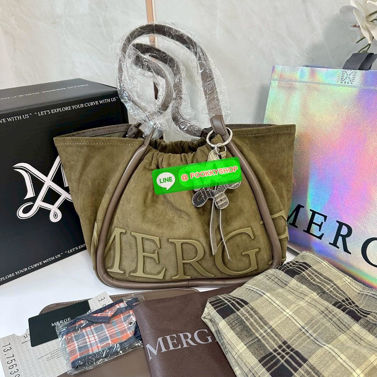Merge A Day Bag Medium - Suede Edition (Limited) 🔖กระเป๋าสะพายไหล่ size ใหม่ ขนาดกระทัดรัดขึ้น แต่ยังสามารถจุของได้เยอะเหมือนเดิม ปรับสายกระเป๋าเป็นแบนสะพายทั้งวันไม่รู้สึกเมื่อยไหล่คะ