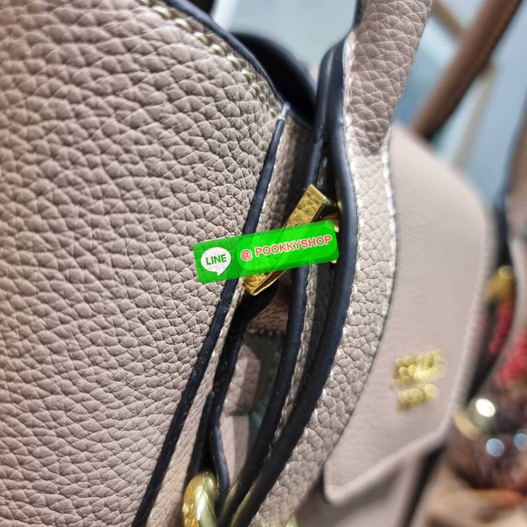 Hot item Prada leather bag กระเป๋าถือ/สะพายล่าสุด จากเคาน์เตอร์ dutyfree ที่ดีไซน์เรียบหรู หนังวัวฟอกสี สวยคมชัด เต็มไปด้วยดีเทลน่าใช้ สายคล้องไหล่ที่สามารถถอดออกได้ เพื่อใช้สายยาวสะพายข้างเส้นเดียว หรือจะใส่ไว้ทั้งคู่ก็อัพเกรดลุคดูแพงได้ ปากกระเป๋ามีฝากร