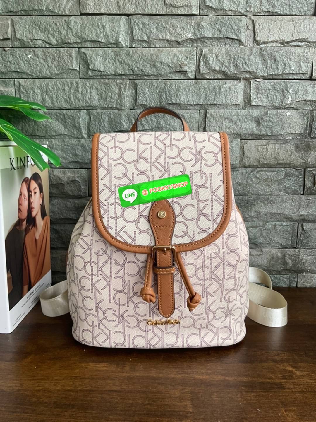 Calvin Klein Monogram Backpack Must Have!! 💕เป็นอีกหนึ่งรุ่นของมันต้องมี สวยหรูดูแพงมาก สำหรับรุ่นนี้ และมีฟังชั่นช่องการใช้งานที่น่าใช้ที่สุด!!! 💕 กระเป๋าสะพายเป้รุ่นใหม่ชนช้อป รุ่นยอดนิยม วัสดุ PVC คุณภาพดี หนังนิ่มสวย ฐานกระเป๋าแข็ง ตั้