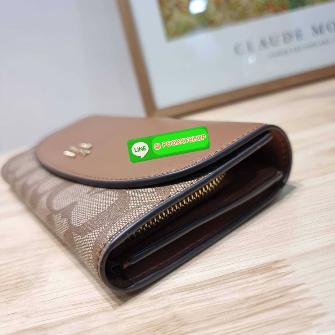 COACH F54022 SLIM ENVELOPE WALLET IN SIGNATURE กลับมาแล้วจ้า!! กระเป๋าสตางค์รุ่นขายดี 🔥 ทรงจดหมายรุ่นฝาพับ สวยคุณหนู หรูเกินราคา วัสดุหนังแคนวาสเคลือบลาย ภายในใส่มือถือได้ ใส่บัตรได้ มีช่องซิปแยกแบ่งเป็นสัดส่วน รุ่นนี้ใช้ยังไงก็ไม่มีเบื่อ สวยคลาสส