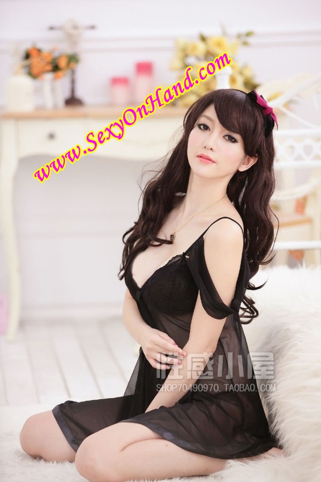 ชุดนอนเซ็กซี่ ชุดนอน ซีทรู สีดำ แต่งผ้าลูกไม้ที่หน้าอกและขอบชุดเป็นริบบิ้น สายเดี่ยวแบบเปิดไหล่ และสายคล้องไขว้ช่วงอกเพิ่มความเซ็กซี่ สายปรับชุดระดับได้ เนื้อผ้าหรู เกรดพรีเมี่ยม ทิ้งตัวมีน้ำหนัก หรูมากคะ