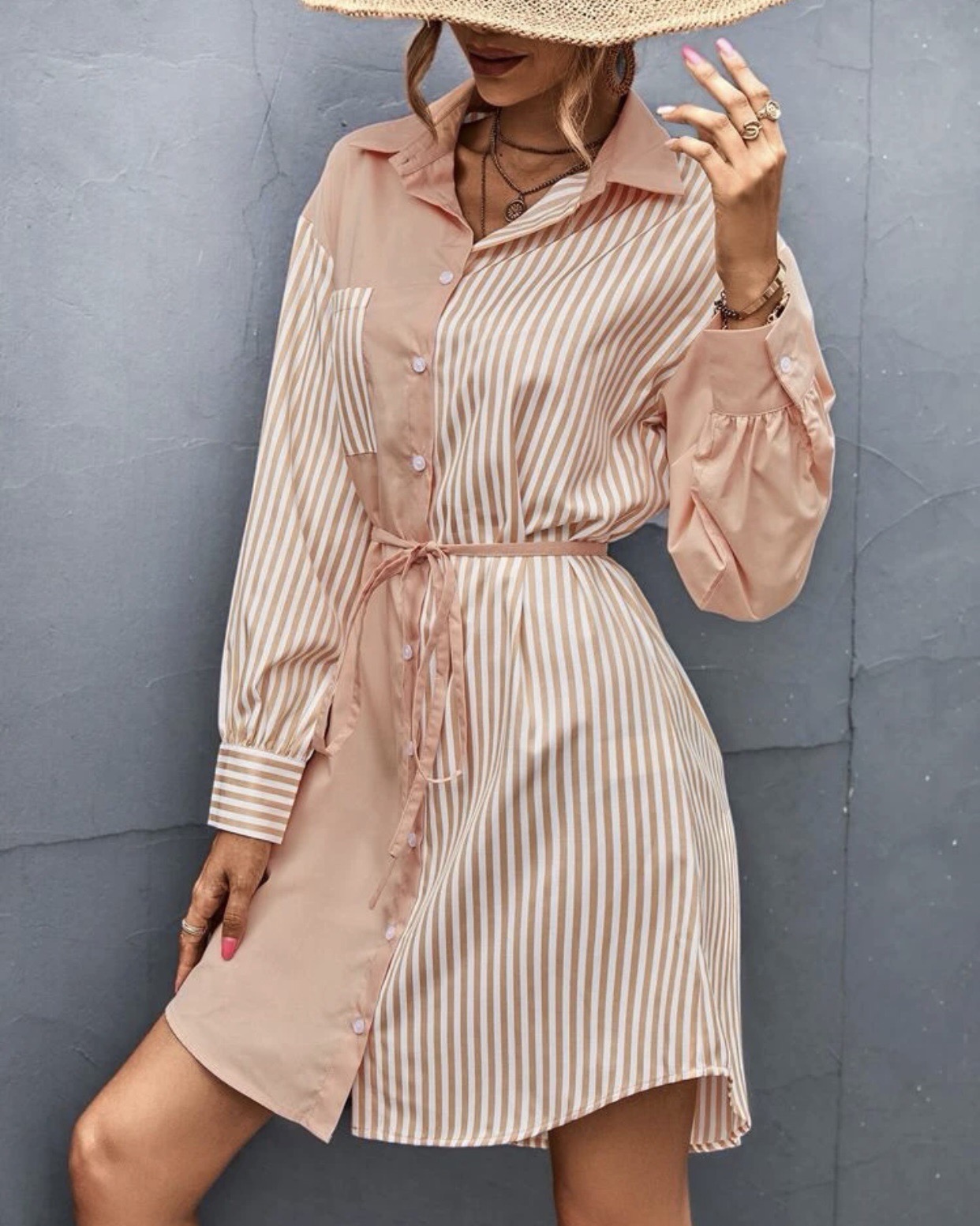::: apricot striped shirtdress ::: เดรสทรงเชิ๊ตตัวยาวคอปก แต่งกระดุมหน้า พร้อมเชือกผูกเอว ลายผ้ามีลูกเล่นลายริ้วสลับกับผ้าพื้นเรียบ สีส้มอ่อนๆออกพีชๆ น่ารักๆ
