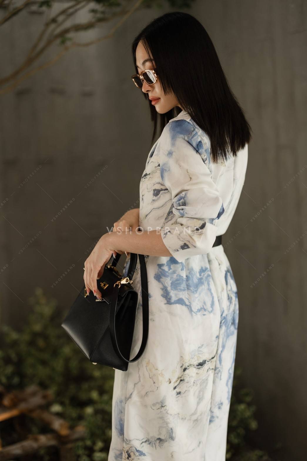 เดรสทรงสูทกระดุมคู่ พิมพ์ลวดลายหินอ่อน แต่งกระเป๋าข้าง มาพร้อมเข็มขัด CD ใส่แล้วเข้ารูป เก็บสรีระสวย ทางแบรนด์เลือกผ้าอย่างดีในการตัดชุด เย็บติดซับใน ใส่แล้วเรียบหรูดูผู้ดีมากค่ะ