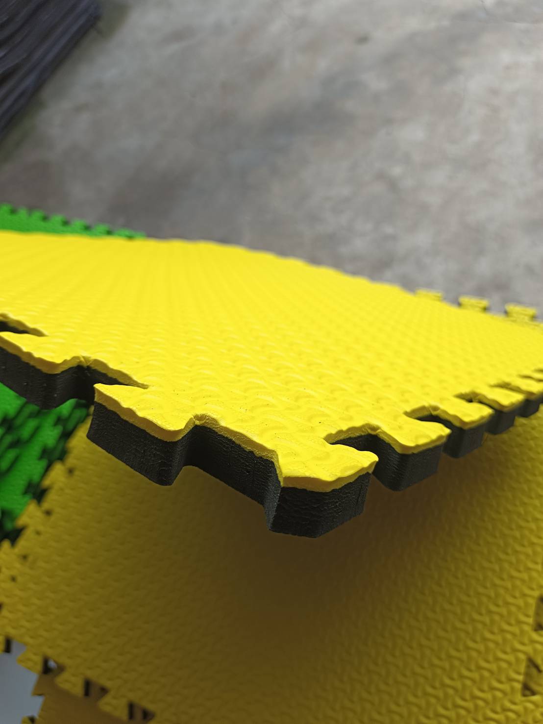 แผ่นยางปูพื้นจิ๊กซอ ขนาด 60 X 60 cm. ความหนา 10 มม.