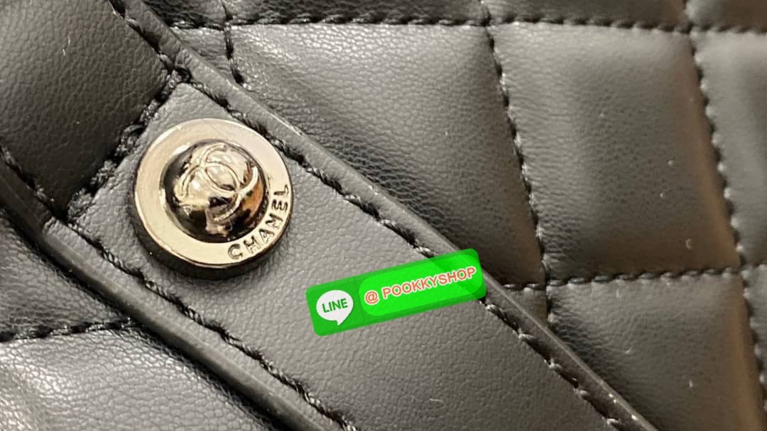 VIP CHANEL กระเป๋าถือหรือสะพายไหล่ ทรงยอดนิยมวัสดุหนังแกะแท้ ลายตาราง น้ำหนักเบาโดดเด่นลายแบรนด์ด้านหน้ากระเป๋าเอกลักษณ์ของคอลเลคชั่นนี้ หูจับหนัง แข็งแรงพับลงได้ด้านหน้ามีโลโก้เเบรนด์ มีช่องแบ่งถึง 3 ช่องเป็นสัดส่วน มีช่องใส่มือถือ ใส่ ipad ได้ ภาพถ่ายจา