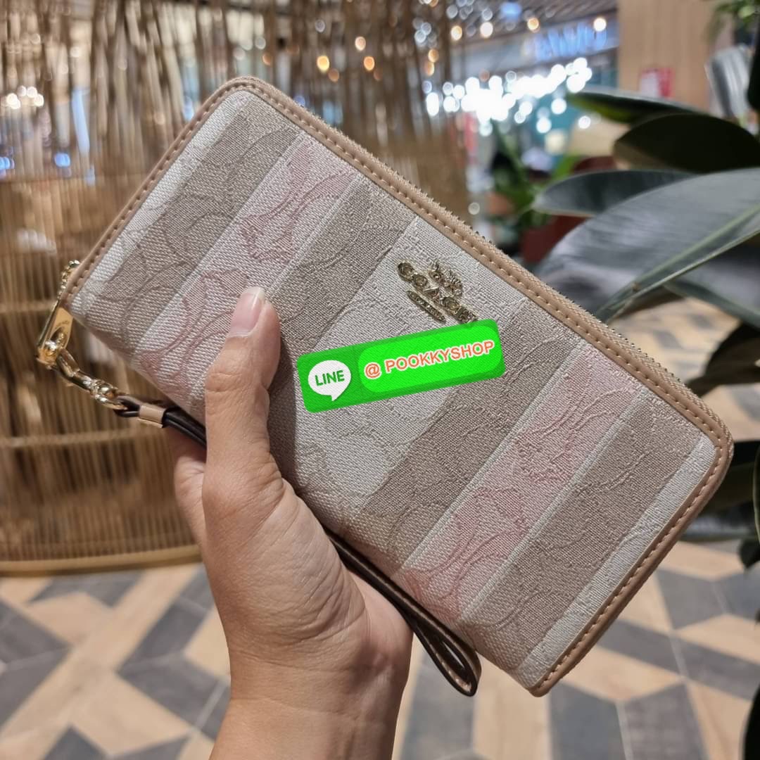 COACH C8313 LONG ZIP AROUND WALLET WITH SIGNATURE JACQUARD WITH STRIPES พร้อมเสิร์ฟความเลิศหรู ใหม่ล่าสุด กระเป๋าสตางค์ใบยาวกึ่งคล้องมือ ดีไซน์ผู้ดี๊ผู้ดี รุ่นขายดี ถือใช้คือขับผิวสุด!! วัสดุผ้า jacquard ลวดลายดูแพง มาพร้อมสายคล้องมือ ถอดออกได้ ภายในใส่บั
