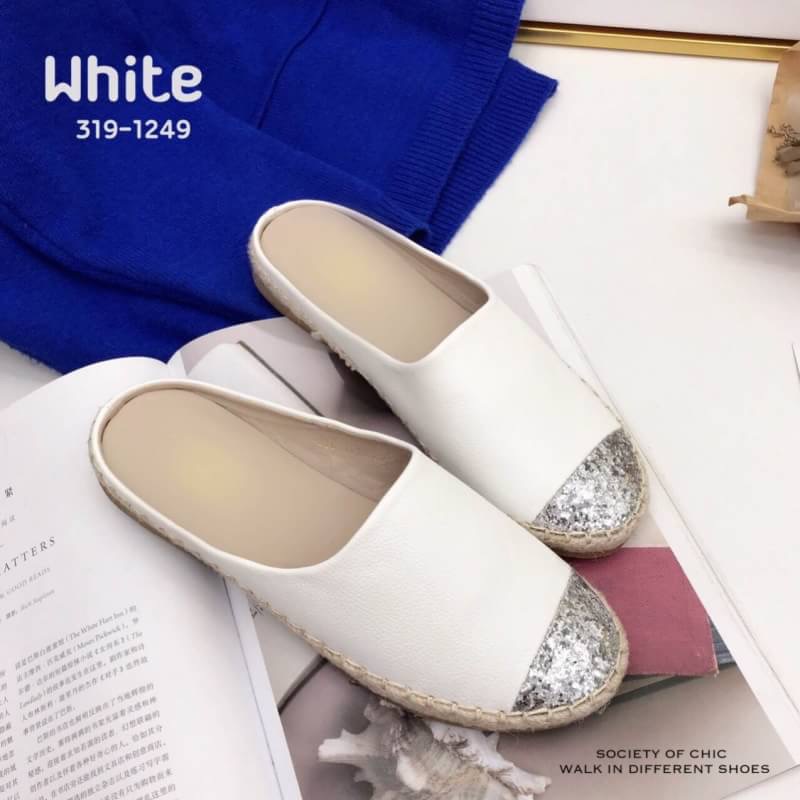 แบบขายดี พร้อมเสิร์ฟ!!! มาแรงสุดๆกับรองเท้า เปิดส้น หนังนิ่ม หัวกลมแต่งกากเพชร ใส่ไดดตลอดไม่มีเอาท์ match กับชุดได้หลากหลายสไตล์ พื้นนิ่มสวมใส่สบาย ห้ามพลาดเลยคร้าาา รองเท้าสวยพร้อมเสิร์ฟที่นี่ที่เดียวค่ะ