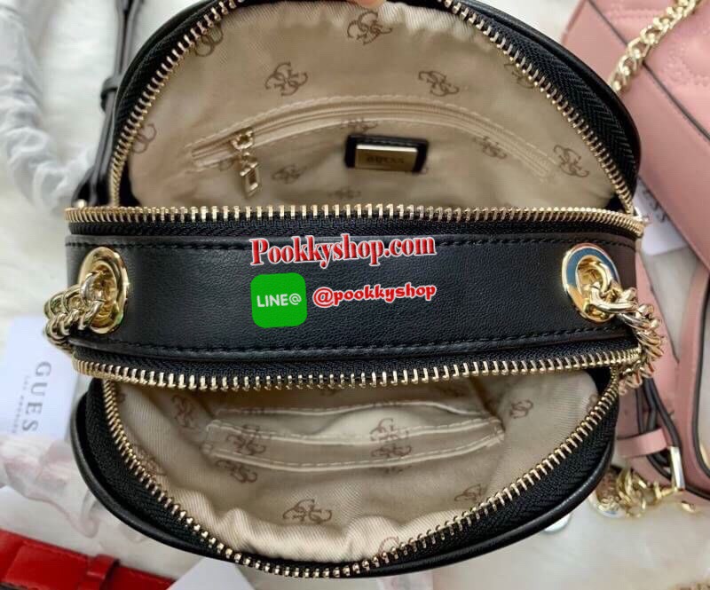 New arrival !! GUESS CROSSBODY// SHOULDER BAG กระเป๋าสะพาย วัสดุหนังเดินด้ายแบบนวม เย็บลายแบรนด์ หนังนิ่มมือดีมากๆค่ะ ด้านหน้าตืดแผ่นโลโก้แบรนด์มาให้ มีช่องซิปหลักให้2ช่อง สามารถใส่กระเป๋าสตางค์ใบสั้นได้;มือถือได้ทุกรุ่น มีช่องซิปใส่ของจุกจิก พร้อมช่องเสี