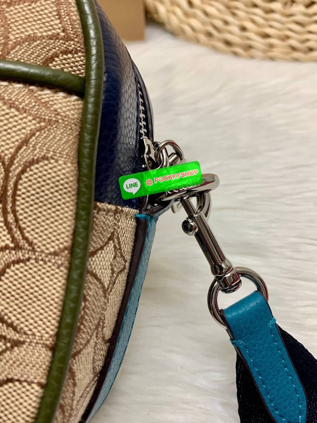 New arrival! 🌈รุ่นใหม่ห้ามพลาดค่ะ! Coach Dempsey Camera Bag In Signature Jacquard With Stripe And Coach Patch ((1912)) พร้อมส่งที่ไทย! กระเป๋าสะพายครอสบอดี้ร์กรือสะพายข้างได้ วัสดุJacquard+หนังแท้ สวยงามมากๆค่ะ ด้านหน้ามีป้ายวงกลมหนังโลโก้แบรนด์ เ