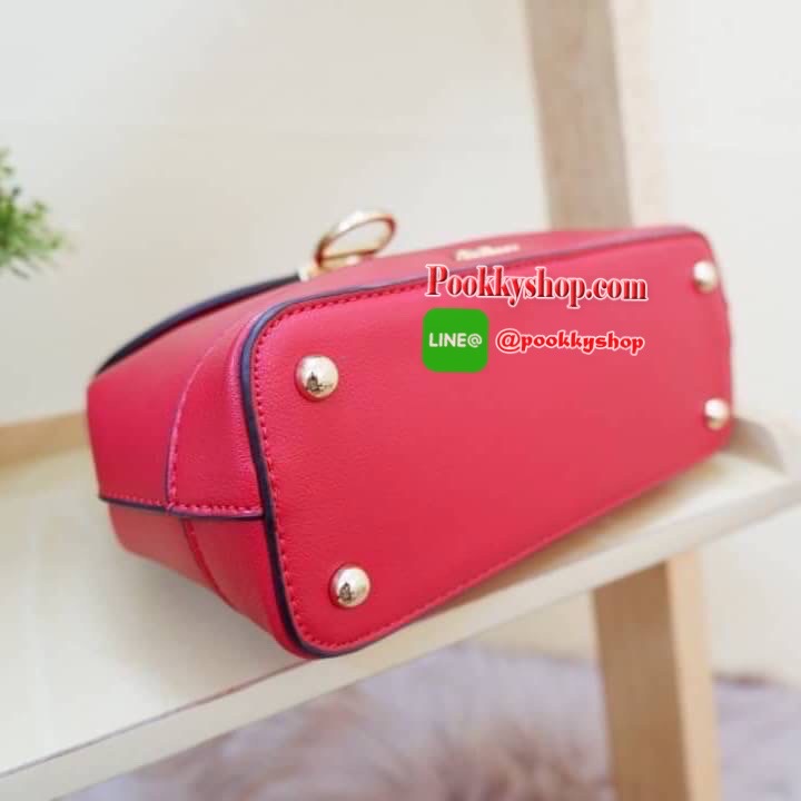 Lyn กระเป๋าหิ้วมาพร้อมสายสะพาย ขนาดกลางๆไม่เล็กไม่ใหญ่ ดีไซน์สวยน่ารัก ด้านในมีป้ายโลหะปั๊มแบรนด์ ใต้กระเป๋ามีหมุดรองทั้ง 4 มุม รูปทรงสวยเก๋ขนาดนี้ ไม่มีไม่ได้นะคะ