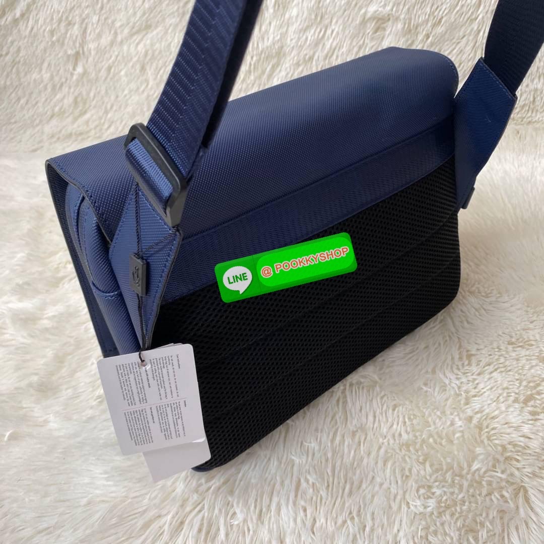 Small Pouch วัสดุ PVC คุณภาพดีตามแบบฉบับแบรนด์ น้ำหนักเบา กันน้ำ ด้านหน้ามีโลโก้เหล็ก ฝาเปิดปิดด้วยคลิปล๊อค 2 ด้าน ช่องหลัก ด้านในมีช่องซิปพร้อมหัวซิปแบรนด์ ใส่กระเป๋าสตางค์ใบยาว ipad มือถือ ของจุกจิกได้เยอะ ด้านหน้ามีช่องใส่ของ 1 ช่องปิดด้วยซิป พร้อมสายส