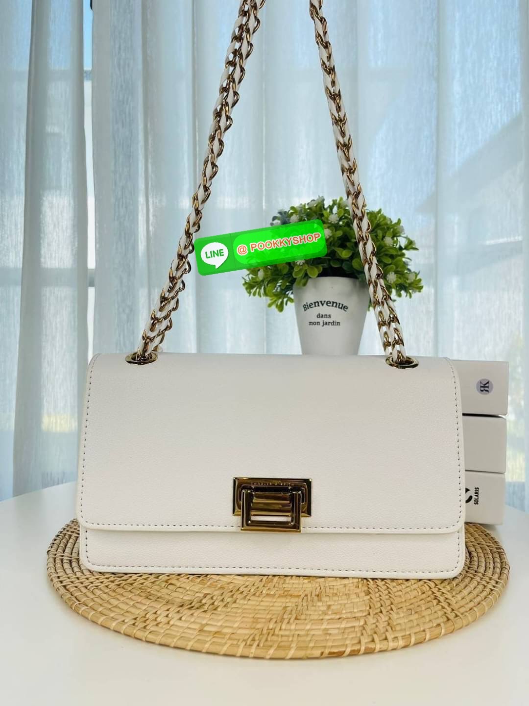 Charles&Keith แท้ Outlet กระเป๋าทรงสวย คลาสสิคเรียบหรู แมทช์ง่ายสะพายได้บ่อย สายสะพายโซ่พันหนัง สะพายได้ 2 แบบ เปิดปิดด้วยตัวล็อกอะไหล่ทอง ฐานกว้างใส่ของได้เยอะ มีช่องใส่บัตรในตัว