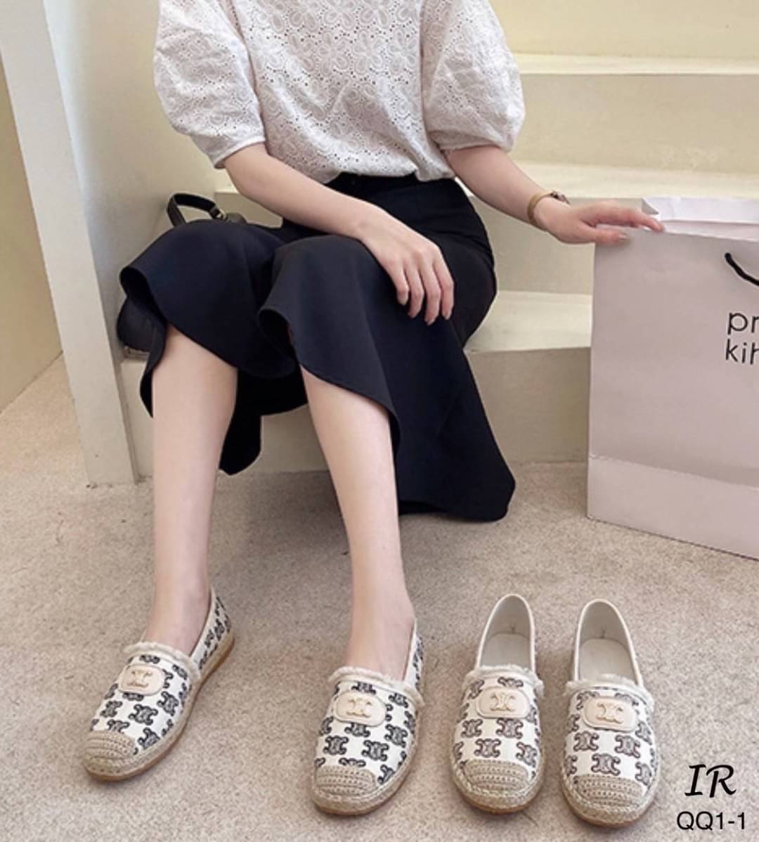 รีพีทแบบขายดี พร้อมส่ง ปีนี้ ใครไม่รู้จัก Loewe คือ พลาดมาก แบรนด์ดัง จากเยอรมัน ผ้าแคนวาสดีเทลลายสวย แต่งอะไหล่ สวยมาก แกรนมาก น่ารักมาก ปีนี้