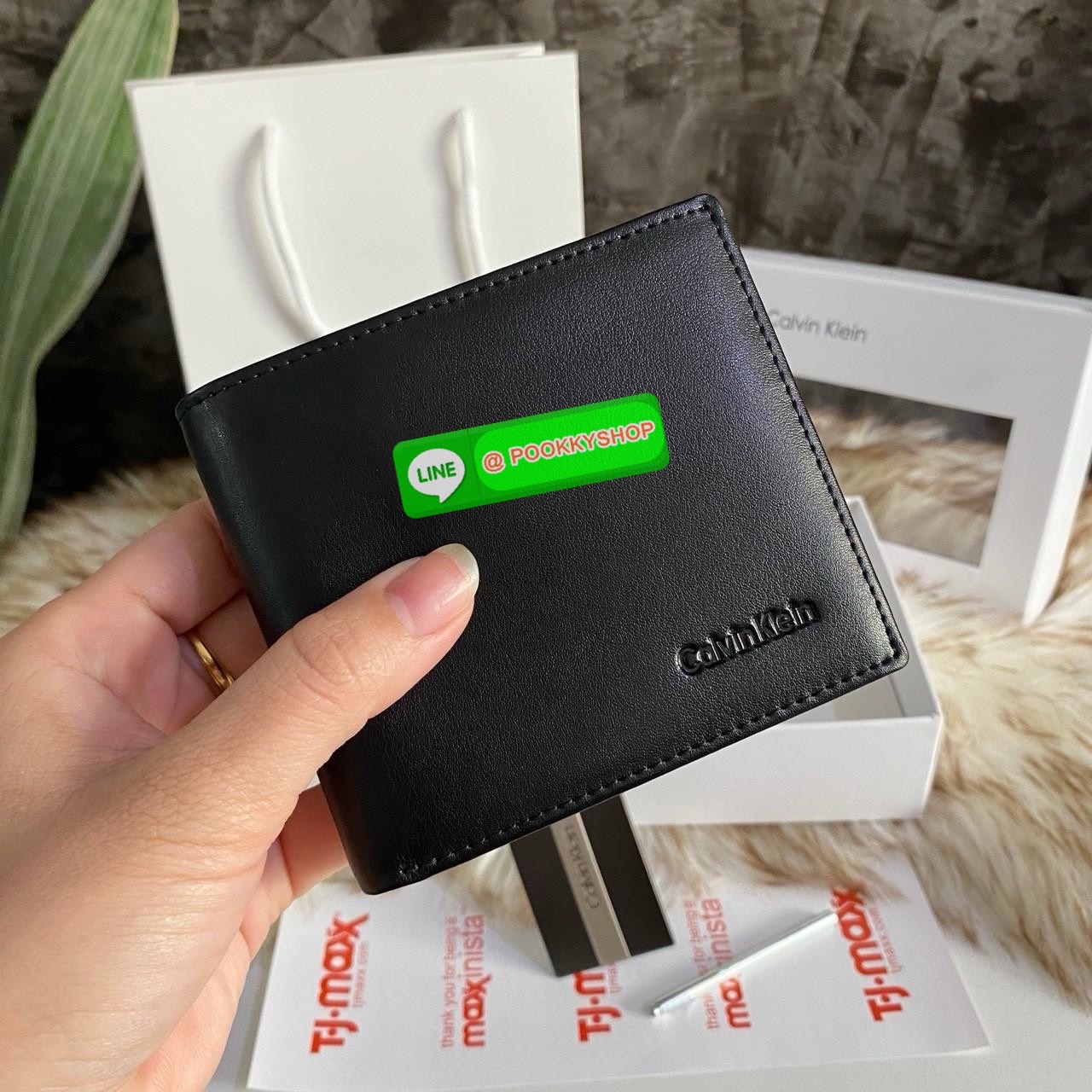 Calvin Klein Leather Belt & Wallet Set Setกระเป๋าสตางค์+เข็มขัด กระเป๋าสตางค์ด้านหน้าปั๊มชื่อแบรนด์ มีช่องใส่รูป ช่องใส่บัตร ช่องใส่ธนบัตร และช่องใส่รูป เข็มขัดหนังแท้ปั๊มแบรนด์ สามารถสลับใช้ได้ทั้ง 2 ด้าน เข็มขัดปรับระดับได้ 5 ระดับ มาพร้อมที่เจาะรูจ้า