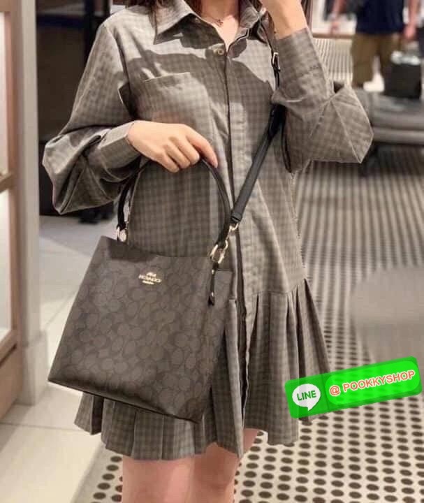 COACH TOWN BUCKET BAG IN SIGNATURE CANVAS (COACH 91512) 🔖 กระเป๋าสะพาย/ถือบัคเกต รุ่นคลาสสิคตลอดกาลไม่เอ้าท์ 🔖วัสดุ: แคนวาส ตัดหนังแท้ 🔖เปิด-ปิด กระเป๋าด้วยกระดุมแม่เหล็ก ภายในช่องโล่ง มีช่องซิปแบ่งตรงกลาง แยกเก็บของได้อย่างเป็นสัด