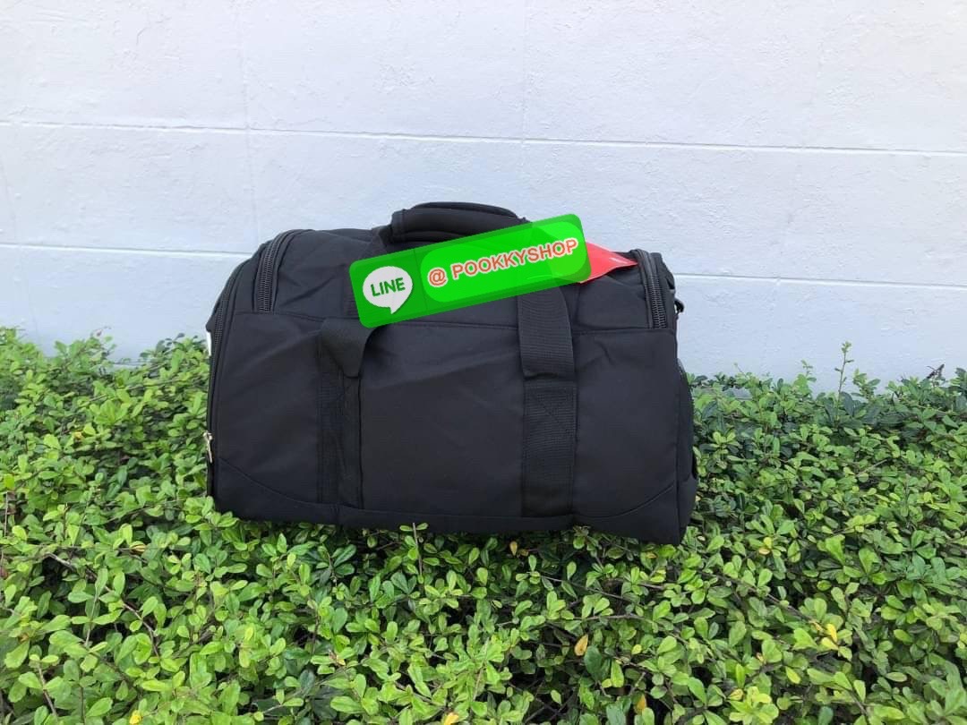 NIKE GYM BAG กระเป๋ายิมและกระเป๋าเดินทางสารพัดช่องที่มีพื้นที่ให้คุณเก็บของมากมาย ไม่ว่าจะช่องซิปคู่หลักที่กว้างใหญ่ สำหรับใส่เสื้อผ้าเดินทางได้หลายชุด ปลอดภัย ช่องรองเท้าแยก และช่องใส่ของด้านในสำหรับเก็บของมีค่า สายคล้องไหล่คู่และสายสะพายไหล่ถอดเก็บได้สา