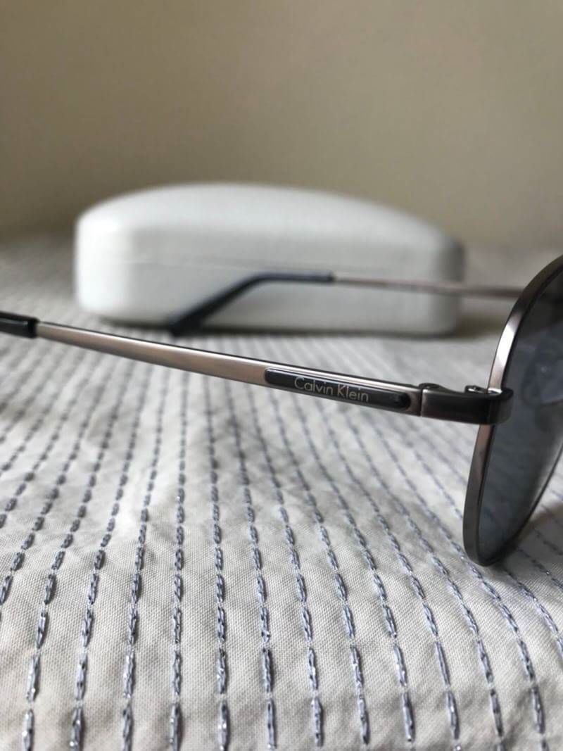 Calvin Klein แว่นรุ่นนี้ สวยมากๆ อุปกรณ์กล่องและผ้าเช็ดแว่น