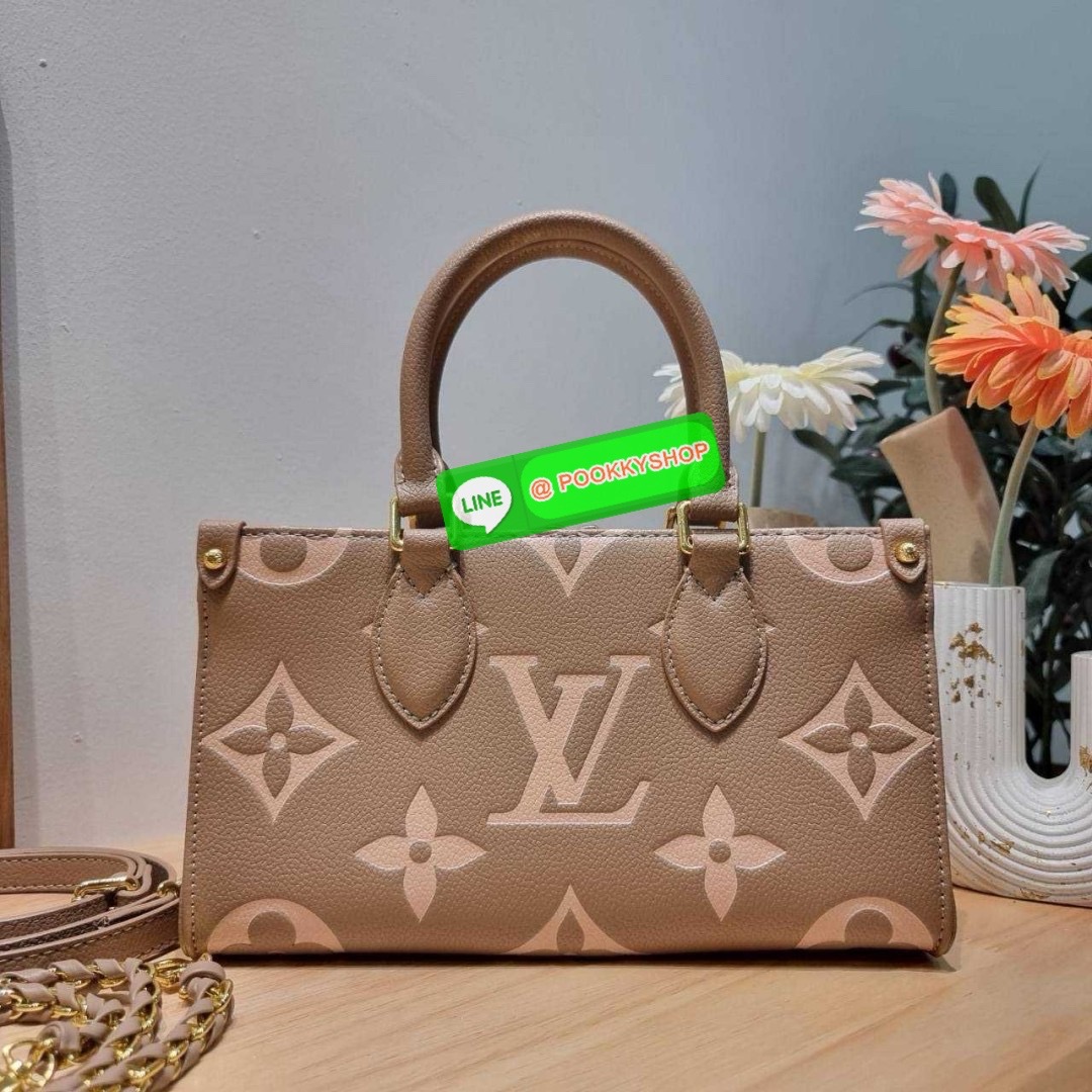 🔆 Model LV on the go east west 🔆 Details ใหม่ล่าสุด ดีไซน์กะทัดรัด กับกระเป๋าทรงโท้ทที่ใครเห็นต้องเป็นคลั่งรัก ยอดฮิต คลาสสิค ผู้ดี หรูหราได้ทุกลุค ทุกสไตล์ มาพร้อมหูจับในตัว คล้องแขน คล้องไหล่ก็ดูแพง หรือจะเกี่ยวสายครอสสะพายข้างก็อัพลุคได