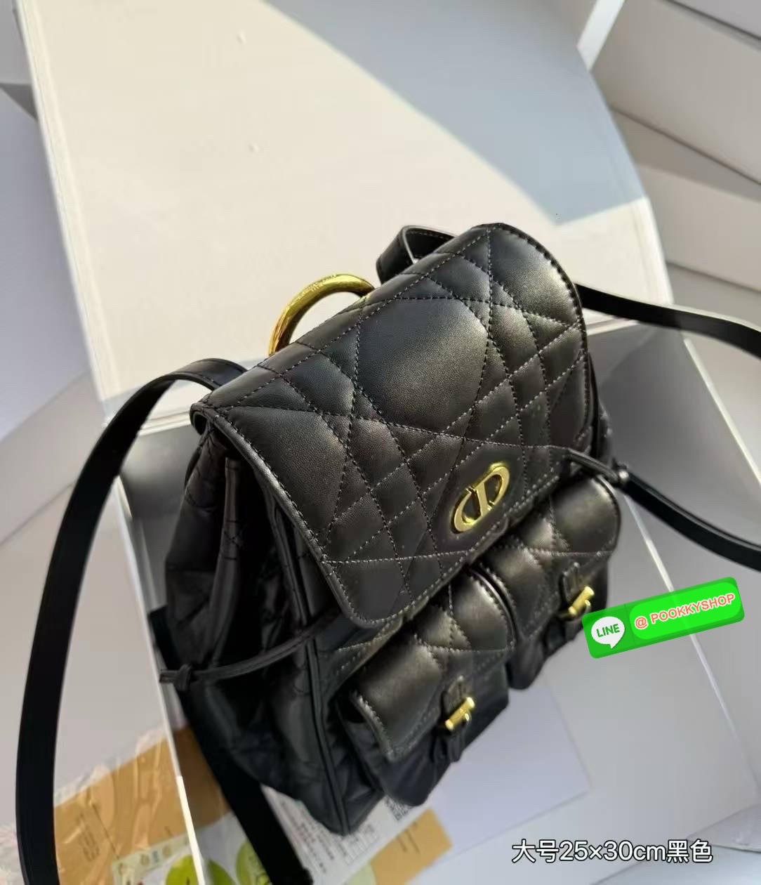 DIOR Medium Caro Backpack กระเป๋าเป้ไซส์กลาง ขนาดกำลังดีน่าใช้ หนังสวยเกินเรื่องมากๆ สัมผัสนิ่ม หรูหรา หูจับในตัวดีไซน์โค้งมนอะไหล่ทองสวยโดดเด่นไม่เหมือนใคร ที่สุดของความลัคชูต้องยกให้แบรนด์นี้ ทันสมัยและสง่างาม ราคาคุ้มที่สุดในย่านนี้บอกเลย!!