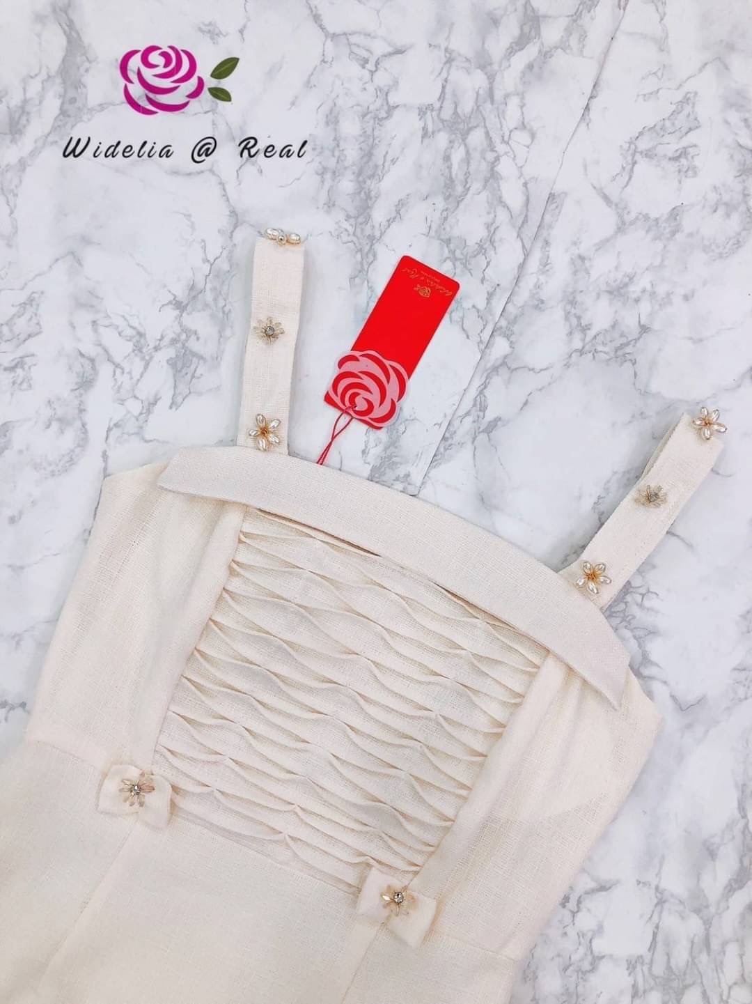 Dress เดรสสายเดี่ยวตัวยาวแสนสวย งานปักนะคะ ปักมาได้สวยงามมากๆ เนื้อผ้าอย่างดีมีความหนาพอประมาณ ช่วงสายปักร้อยครีสตัล ลวดลายของผ้าสวยหรูไฮโซสุดๆ งานเกรดพรีเมี่ยม งานสวย ทรงเป๊ะ คัตติ้งเนี๊ยบ รุ่นนี้แนะนำเลยจ้าโทนสีนี้ใส่แล้วดูแพงมากๆน๊า รับรองใส่ออกมาไม่ผิ